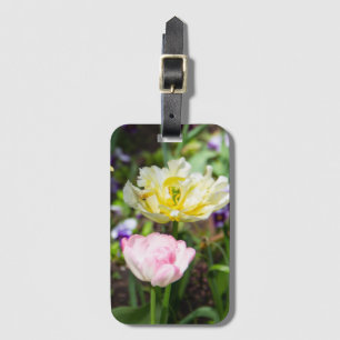 Witte, roze en gele tulpen in de tuin bagagelabel