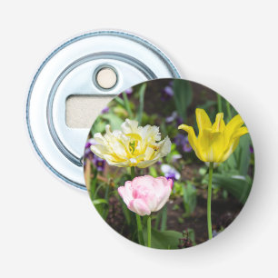 Witte, roze en gele tulpen in de tuin button flesopener