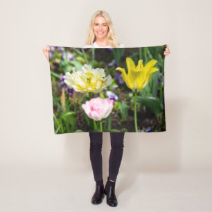 Witte, roze en gele tulpen in de tuin fleece deken