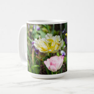 Witte, roze en gele tulpen in de tuin koffiemok