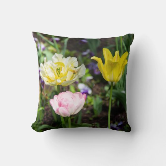 Witte, roze en gele tulpen in de tuin kussen (Voorkant)