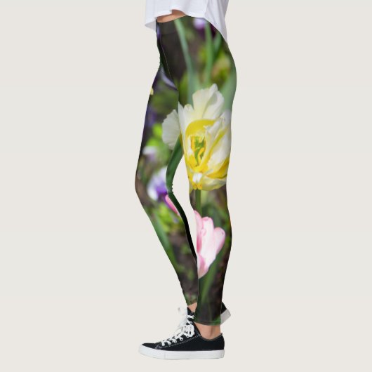 Witte, roze en gele tulpen in de tuin leggings (Links)