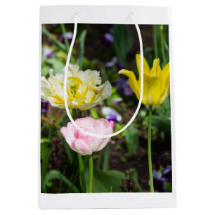 Witte, roze en gele tulpen in de tuin medium cadeauzakje