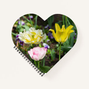 Witte, roze en gele tulpen in de tuin notitieboek