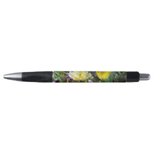 Witte, roze en gele tulpen in de tuin pen