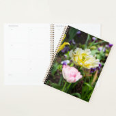 Witte, roze en gele tulpen in de tuin planner (Display)