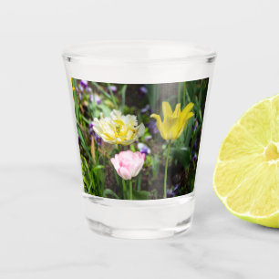 Witte, roze en gele tulpen in de tuin shot glas