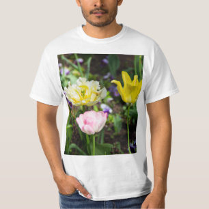 Witte, roze en gele tulpen in de tuin t-shirt