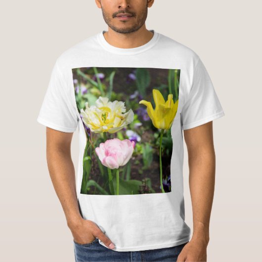 Witte, roze en gele tulpen in de tuin t-shirt (Voorkant)