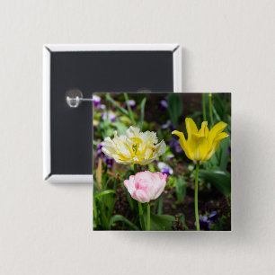Witte, roze en gele tulpen in de tuin vierkante button 5,1 cm