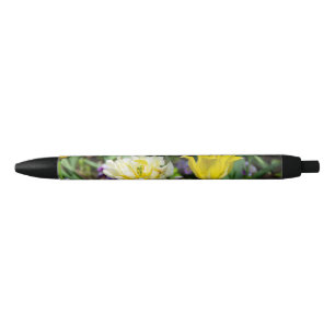 Witte, roze en gele tulpen in de tuin zwarte inkt pen