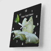 Witte roze en regendruppels vierkante klok (Hoek)