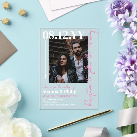 Witte Roze Pijl Typografie Fotobruiloft Acryl Uitnodigingen (Insitu (Huwelijk))