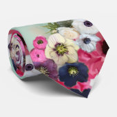 WITTE ROZE ROZEN, ANEMONEN BLOEMEN, AQUA BLAUWE FL STROPDAS (Opgerold)