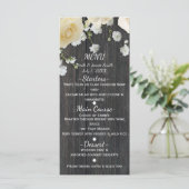 Witte rozen & baby's adem op houten trouwmenu menu (Staand voorkant)
