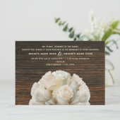 Witte Rozen & Barnwood rustieke bruiloft uitnodigi Kaart (Staand voorkant)