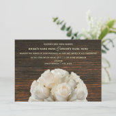 Witte Rozen & Barnwood rustieke bruiloft uitnodigi Kaart (Staand voorkant)