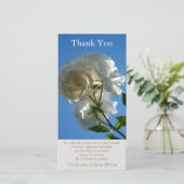 Witte Rozen Blauwe Lucht 1 Condoleance Bedankkaart (Staand voorkant)