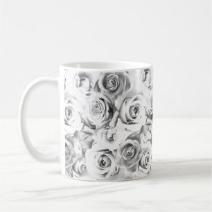 Witte rozen die het patroon van Floral herhalen Koffiemok