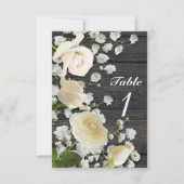 Witte rozen en baby's adem op hout tafel nummer kaart (Voorkant)