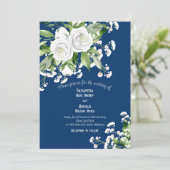 Witte rozen en baby's adem op marineblauwe bruilof kaart (Staand voorkant)
