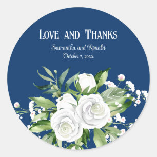 Witte rozen en baby's adem op marineblauwe bruilof ronde sticker