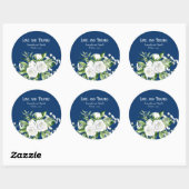 Witte rozen en baby's adem op marineblauwe bruilof ronde sticker (Vel)