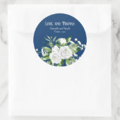 Witte rozen en baby's adem op marineblauwe bruilof ronde sticker (Tas)