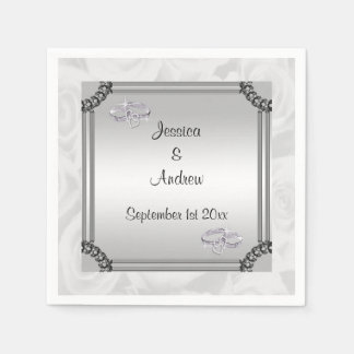 Witte rozen en diamanten trouwringen servetten