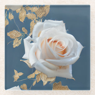 Witte rozen en gouden bladeren op een blauwe achte glazen onderzetter