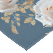 Witte rozen en gouden bladeren op een blauwe achte tafelkleed (Gekanteld)