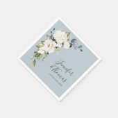 Witte rozen en hortensia's op blauwe bloemenbruilo servet (Hoek)