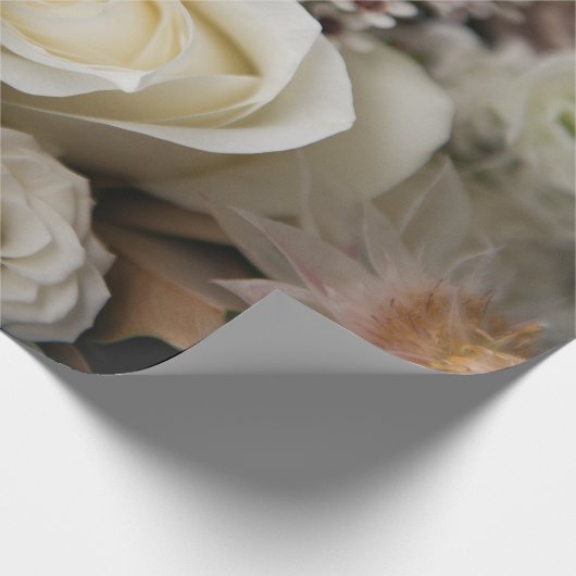 Witte rozen en trouwringen cadeaupapier (Hoek)