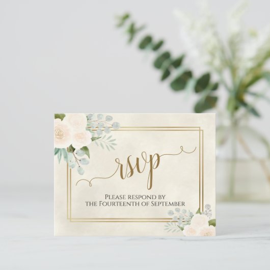 Witte Rozen & Eucalyptus Goud Bruiloft RSVP Briefkaart (Staand voorkant)
