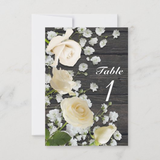 Witte rozen & gipsophila op houten tafelnummer (Voorkant)