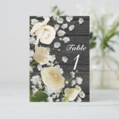 Witte rozen & gipsophila op houten tafelnummer (Staand voorkant)