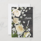 Witte rozen & gipsophila op houten tafelnummer (Achterkant)