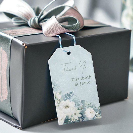 Witte Rozen Hellebores Zilveren Eucalyptus Bruilof Cadeaulabel