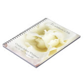 Witte rozen in roze herdenkingsboek notitieboek (Linkerzijde)