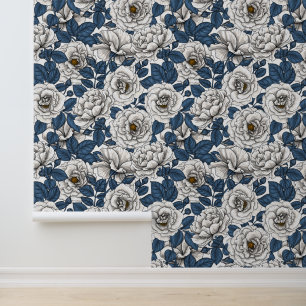 Witte rozen met blauwe bladeren op wit behang