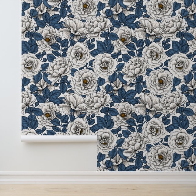 Witte rozen met blauwe bladeren op wit behang (Applicatie)