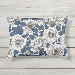 Witte rozen met blauwe bladeren op wit buitenkussen