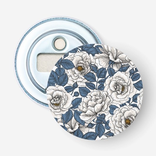 Witte rozen met blauwe bladeren op wit button flesopener (Voorkant)