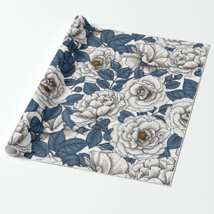 Witte rozen met blauwe bladeren op wit cadeaupapier