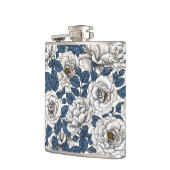 Witte rozen met blauwe bladeren op wit heupfles (Links)