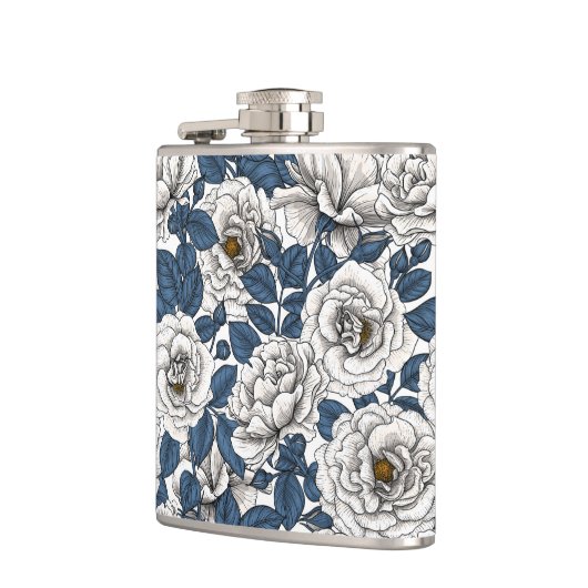 Witte rozen met blauwe bladeren op wit heupfles (Links)