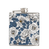 Witte rozen met blauwe bladeren op wit heupfles (Voorkant)