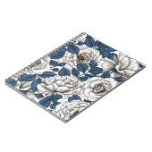 Witte rozen met blauwe bladeren op wit notitieboek (Linkerzijde)