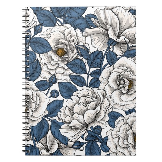 Witte rozen met blauwe bladeren op wit notitieboek (Voorkant)