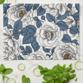 Witte rozen met blauwe bladeren op wit theedoek (Gevouwen)